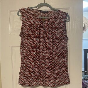 Geometric Patterned Keyhole Sleeveless Top